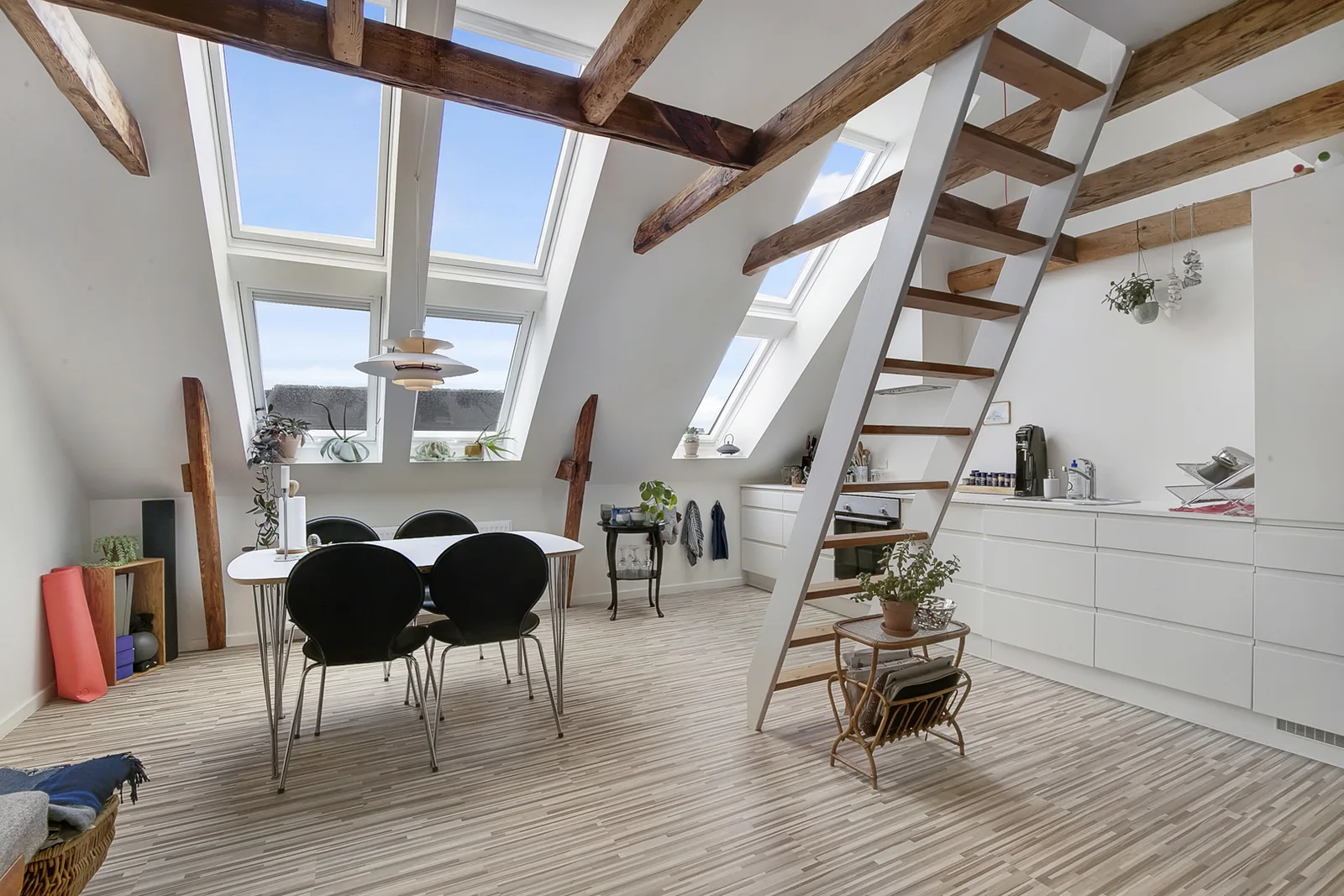 4-room apartment with a balcony in 9000 Ålborg image 2