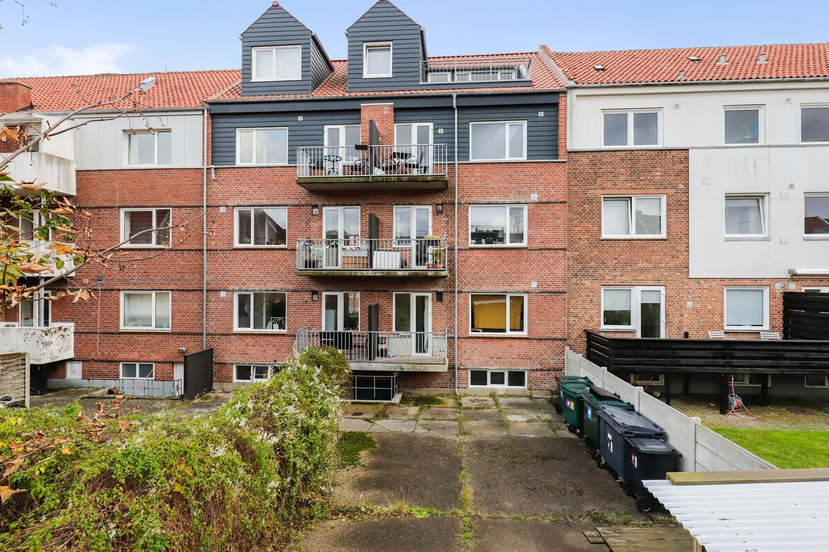 2-room apartment with a balcony in 6700 Esbjerg image 2