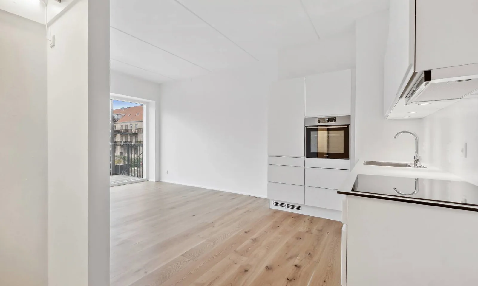 2-room apartment with a balcony in 2400 København NV image 3
