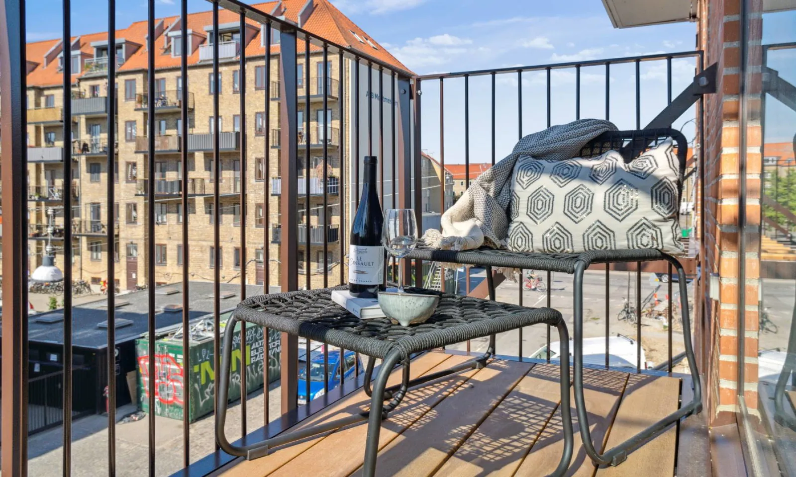 2-room apartment with a balcony in 2400 København NV image 1