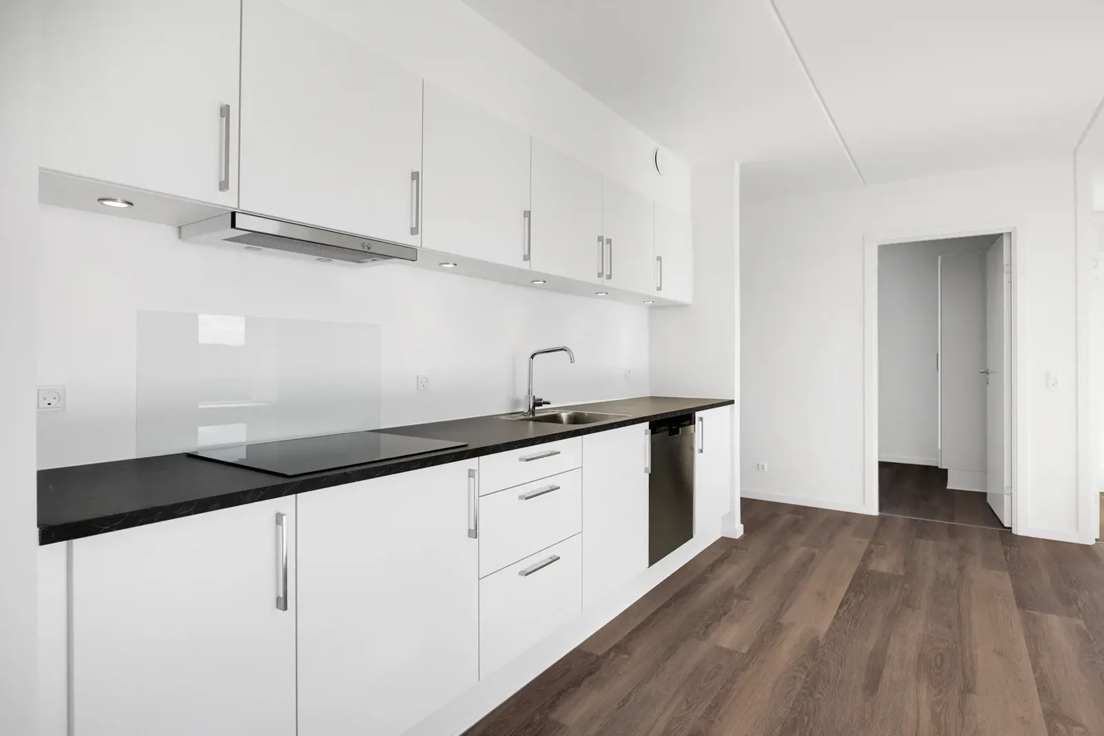 4-room apartment with a balcony in 9000 Ålborg image 3