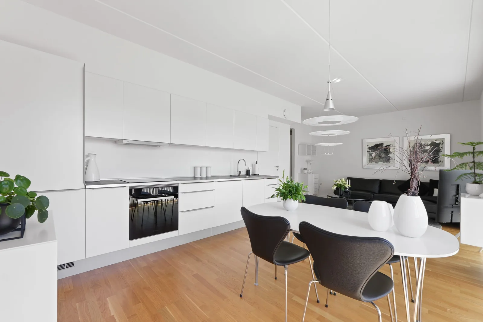4-room apartment with a balcony in 2605 Brøndby image 2