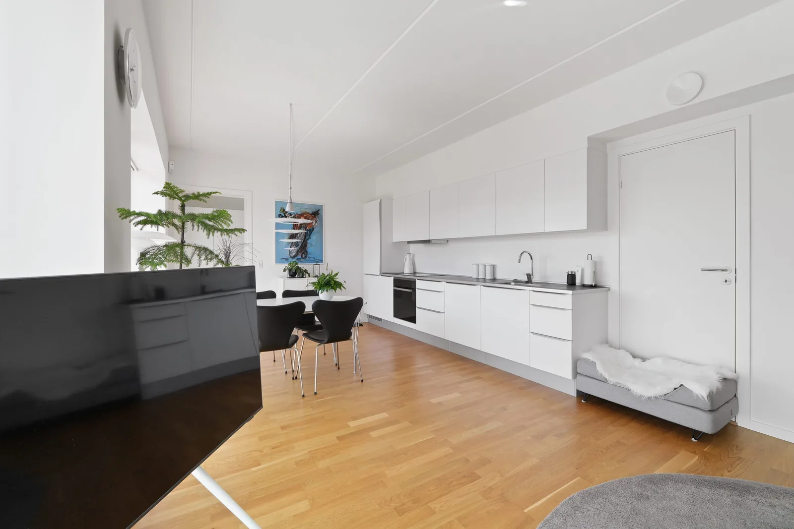 4-room apartment with a balcony in 2605 Brøndby image 3