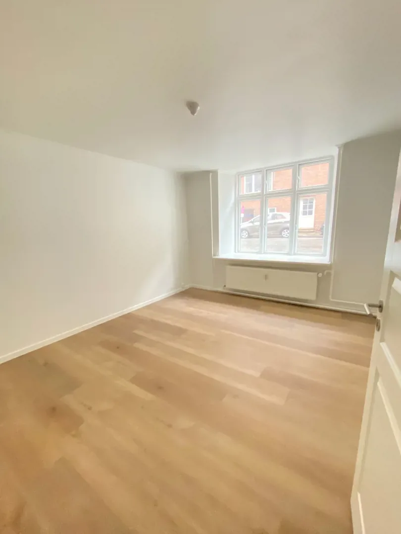 4-room apartment with a balcony in 9000 Ålborg image 2