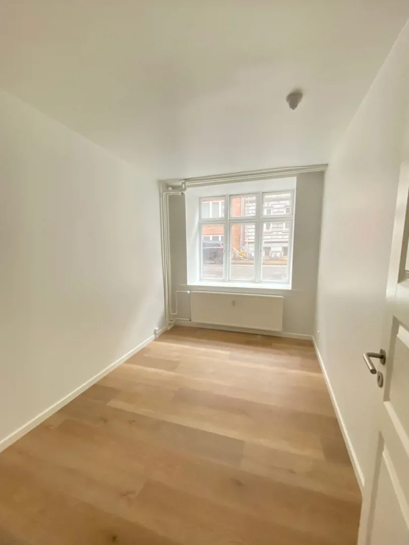 4-room apartment with a balcony in 9000 Ålborg image 6