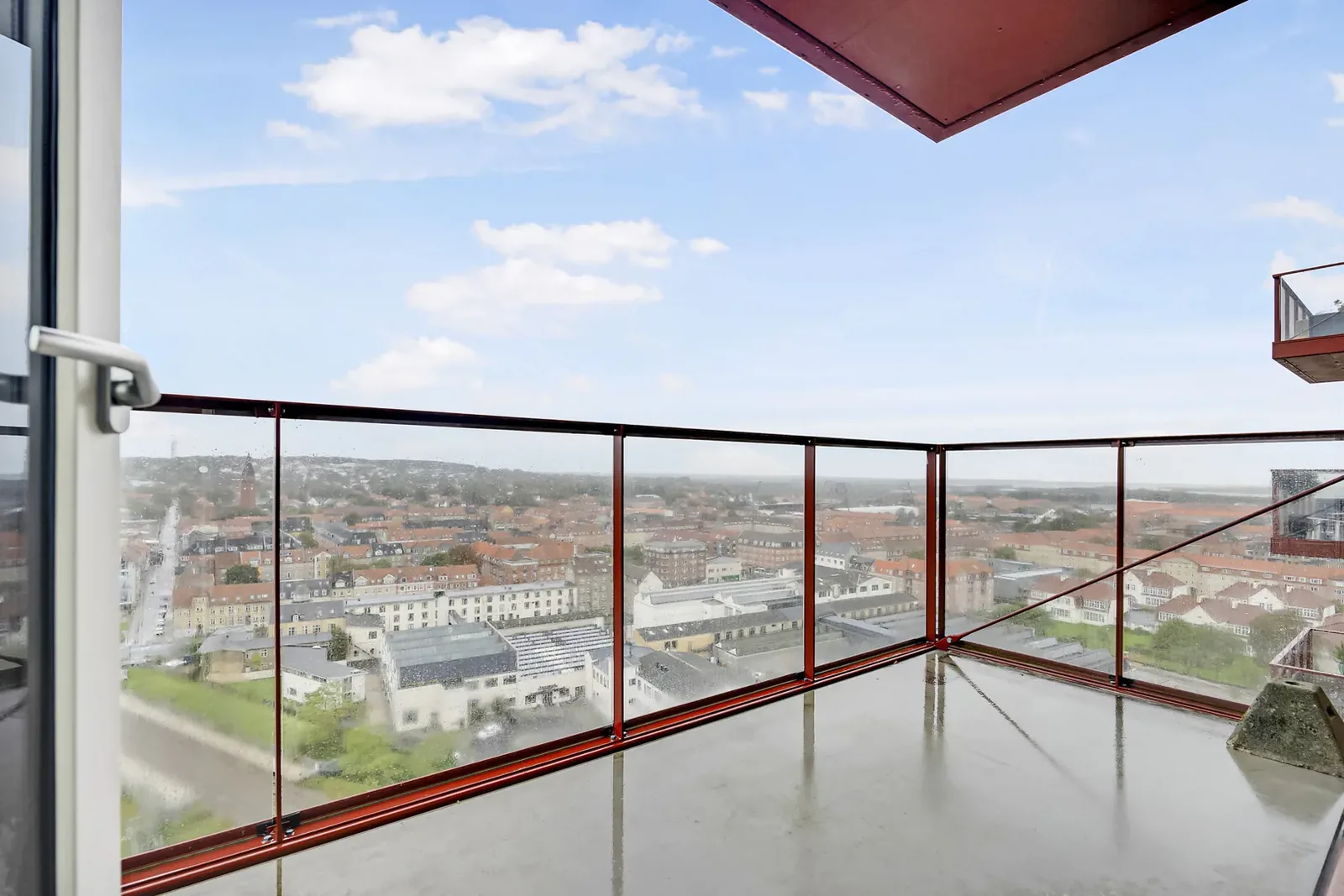 2-room apartment with a balcony in 9000 Ålborg image 2