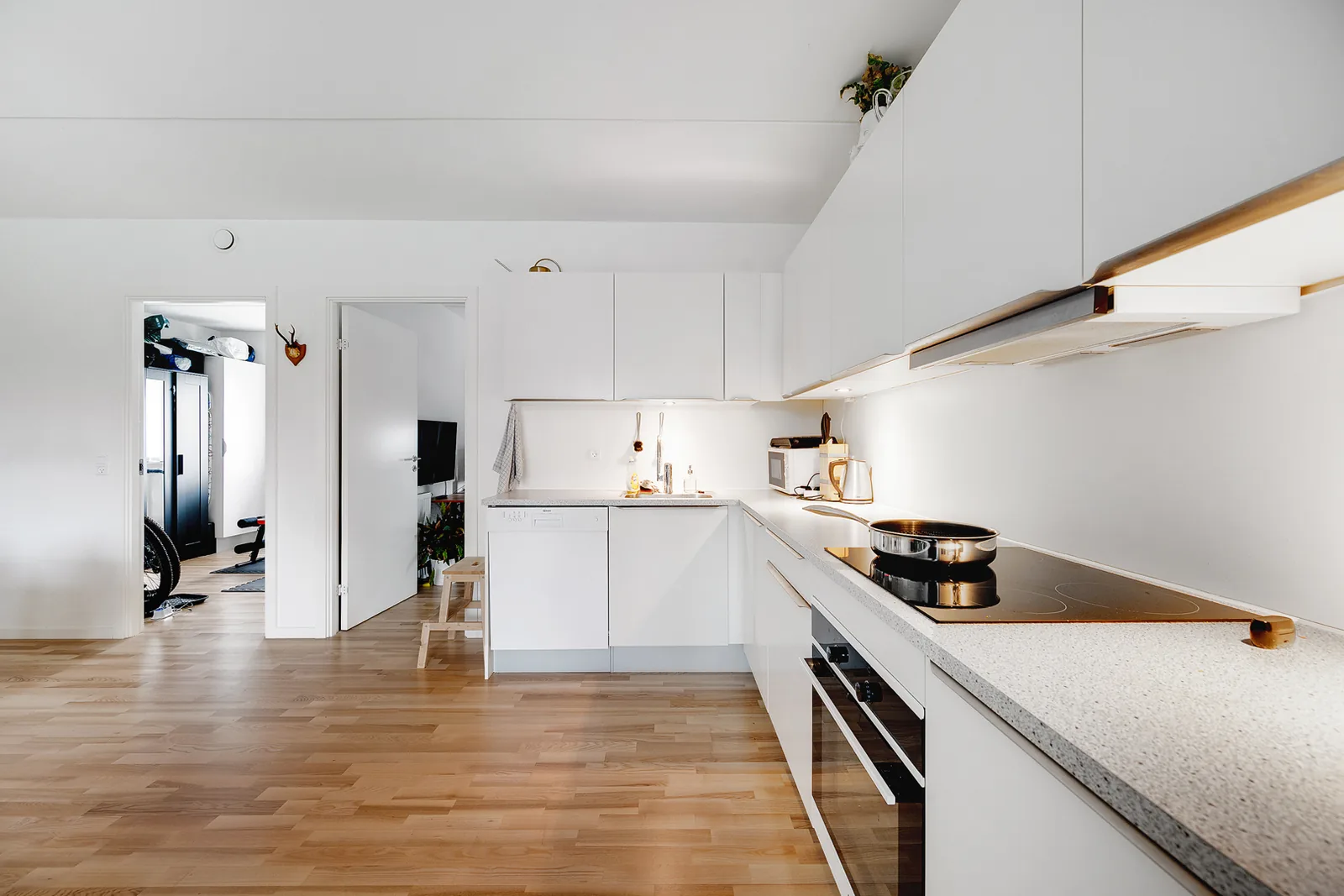 4-room apartment with a balcony in 9220 Ålborg Øst image 3