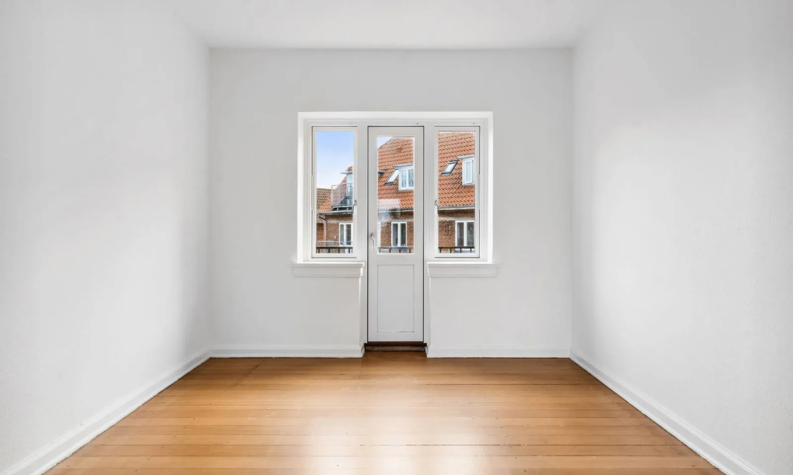 2-room apartment with a balcony in 5000 Odense image 3