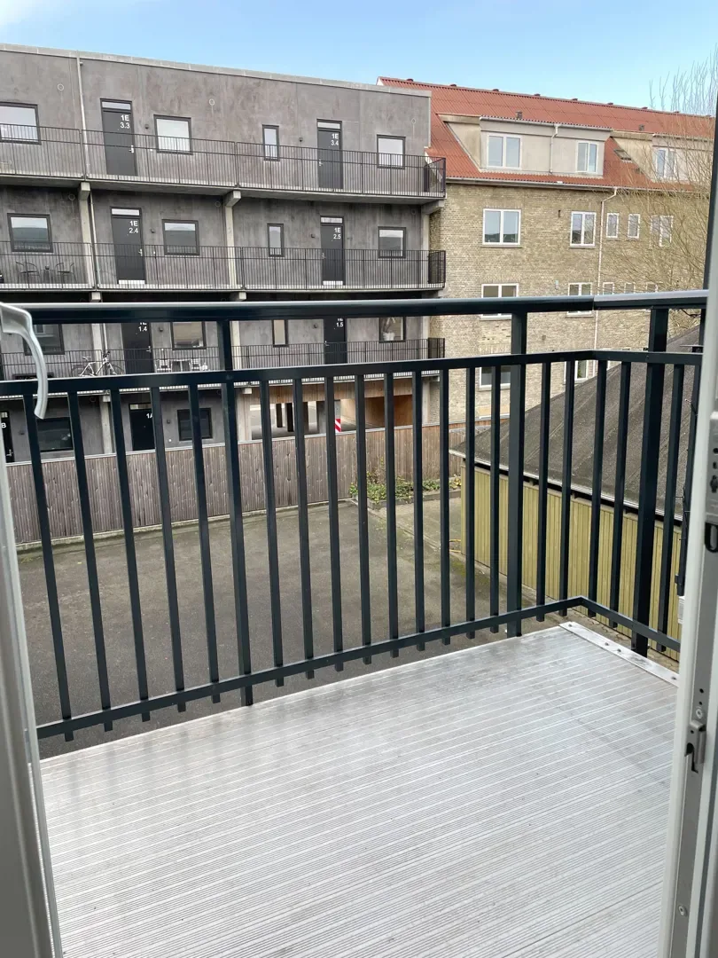 2-room apartment with a balcony in 9400 Nørresundby image 3