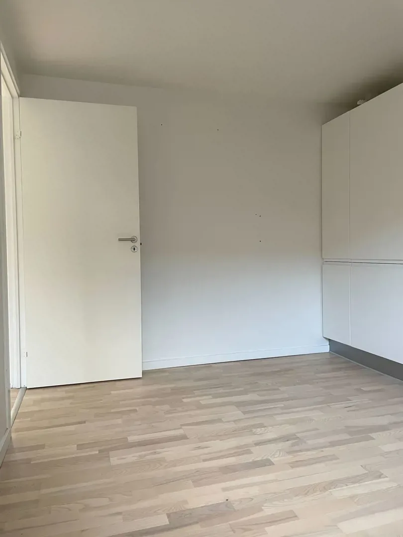 2-room apartment with a balcony in 9400 Nørresundby image 5
