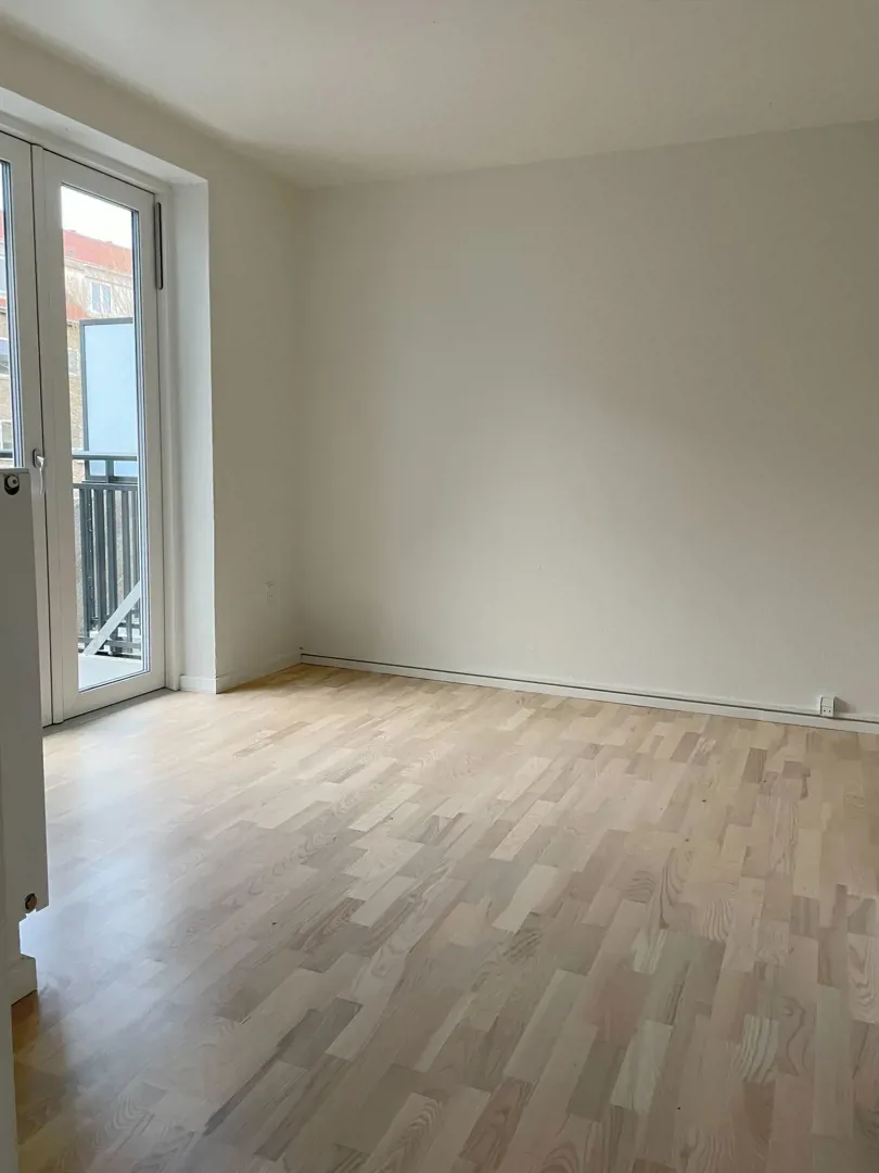 2-room apartment with a balcony in 9400 Nørresundby image 2