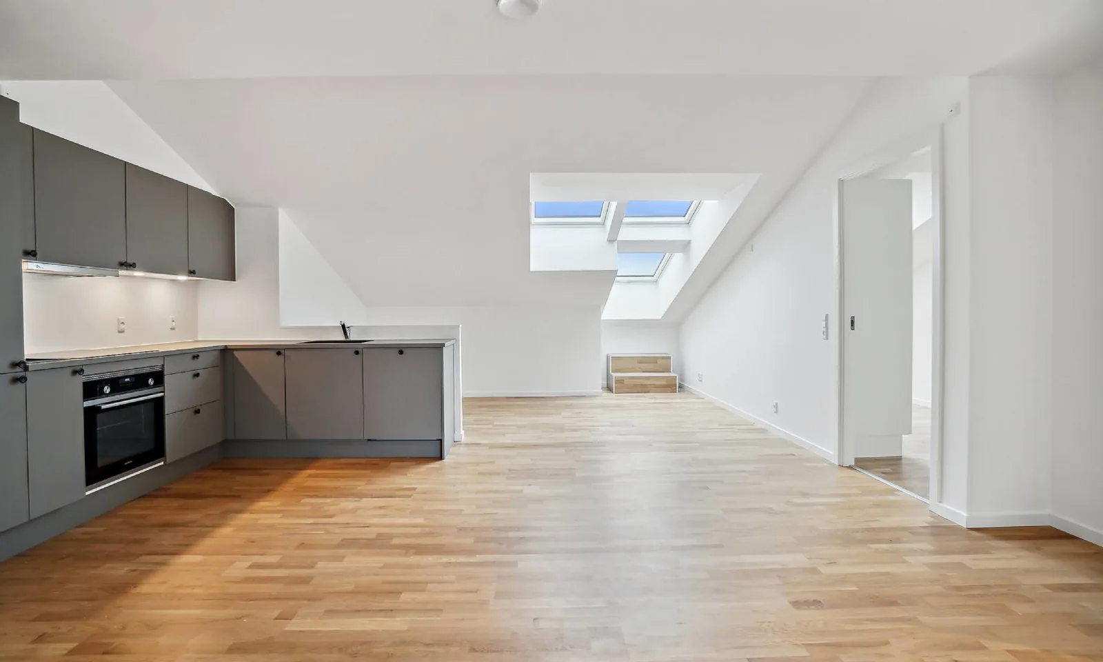 4-room apartment with a balcony in 2700 Brønshøj image 1